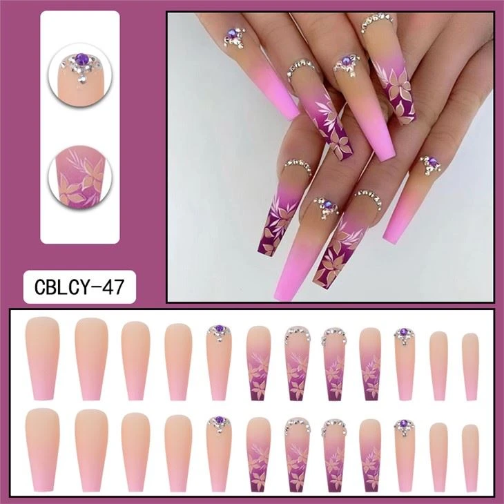 Conception d'ongles artificiels en strass