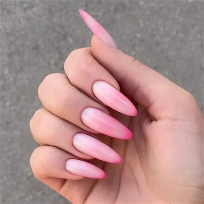 Presse mignonne sur les ongles avec des impressions d’étoiles